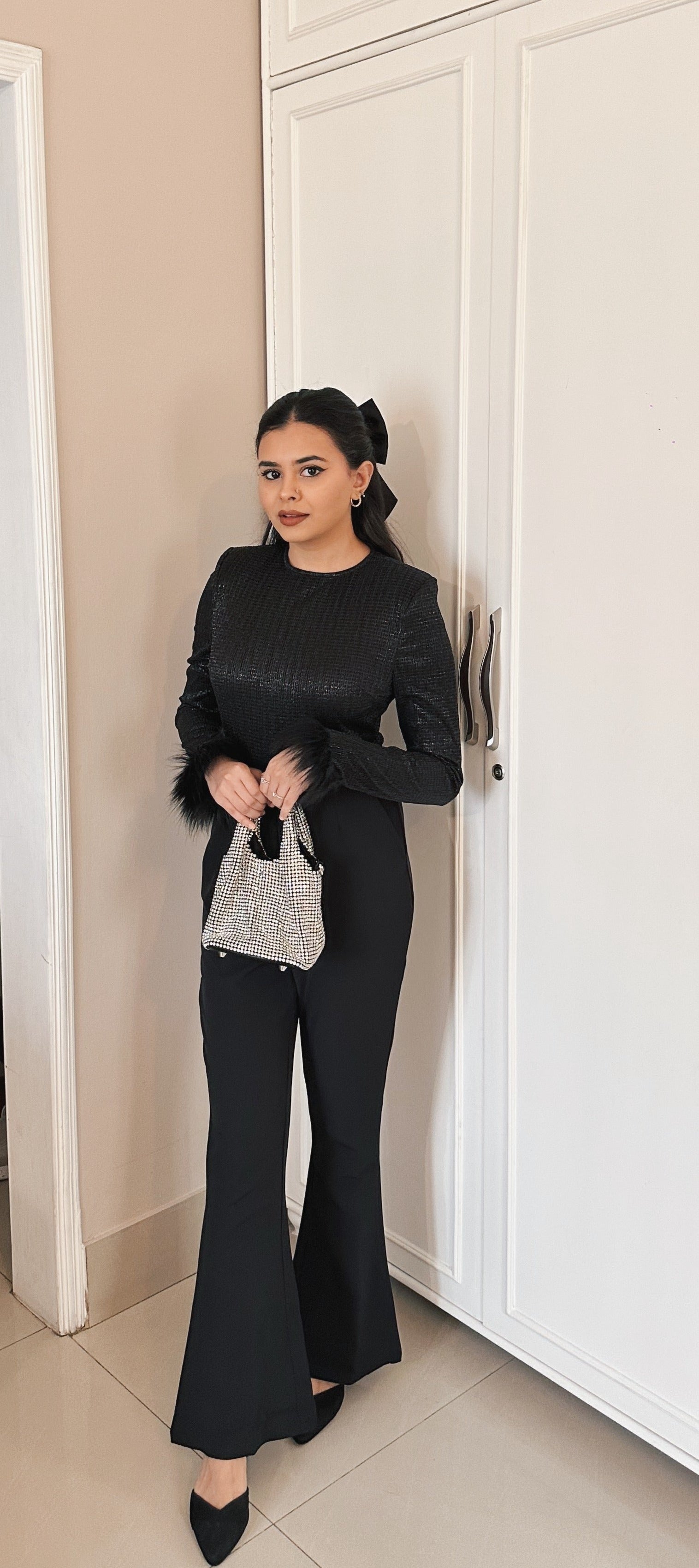 অ্যালিসন - কালো জাম্পস্যুট উইথ ফক্স ফার কাফ