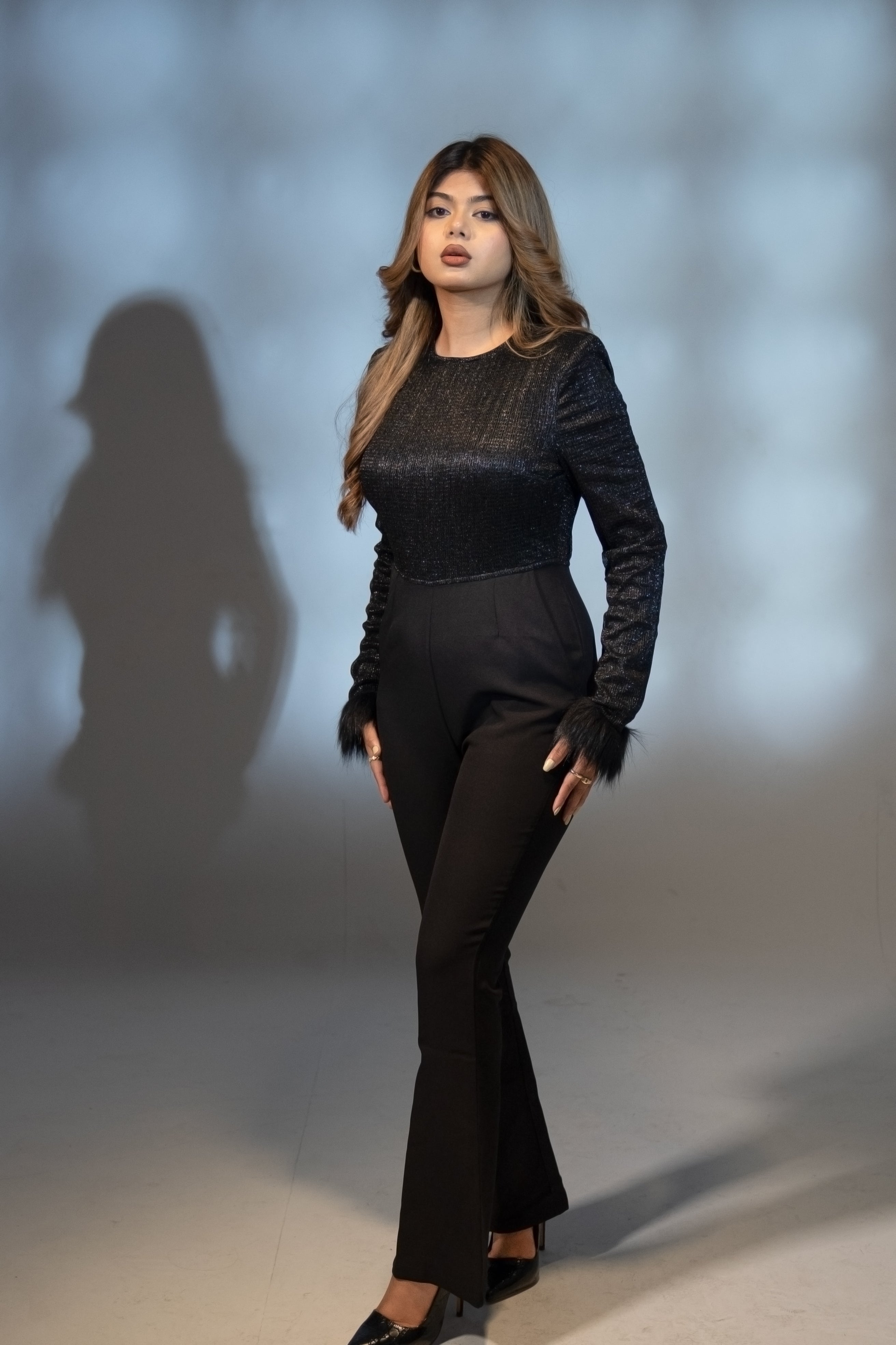 অ্যালিসন - কালো জাম্পস্যুট উইথ ফক্স ফার কাফ