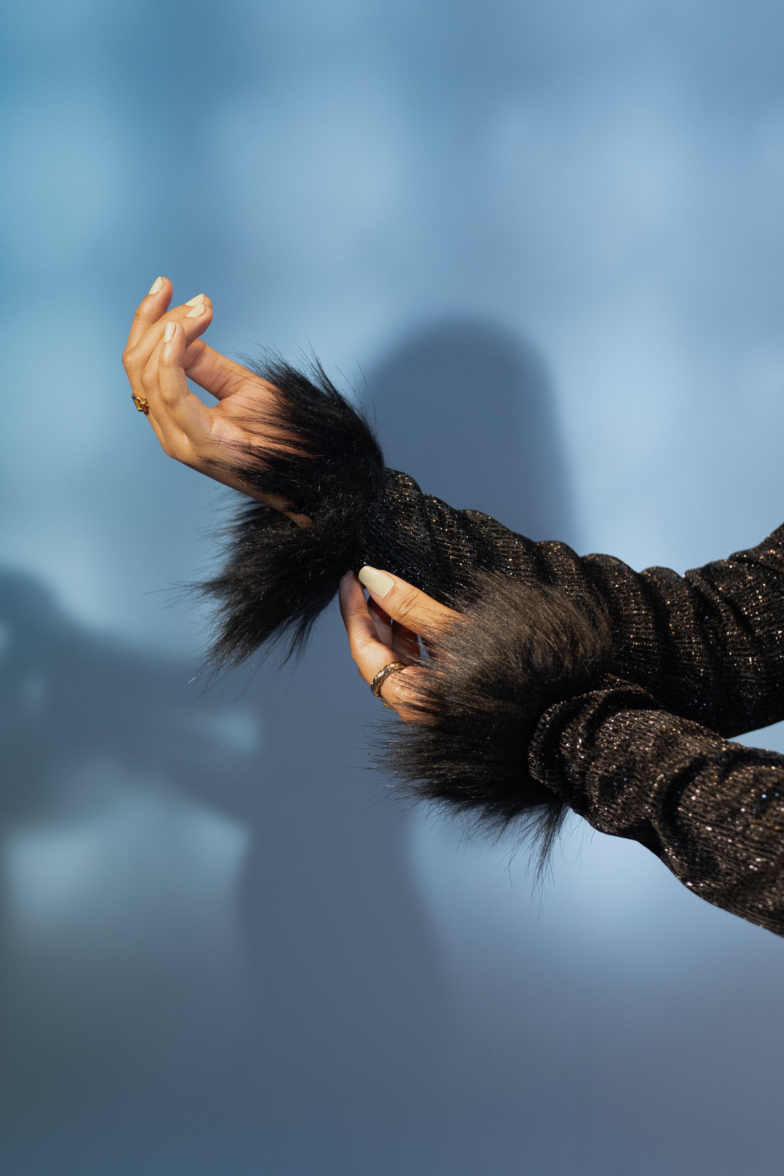 অ্যালিসন - কালো জাম্পস্যুট উইথ ফক্স ফার কাফ