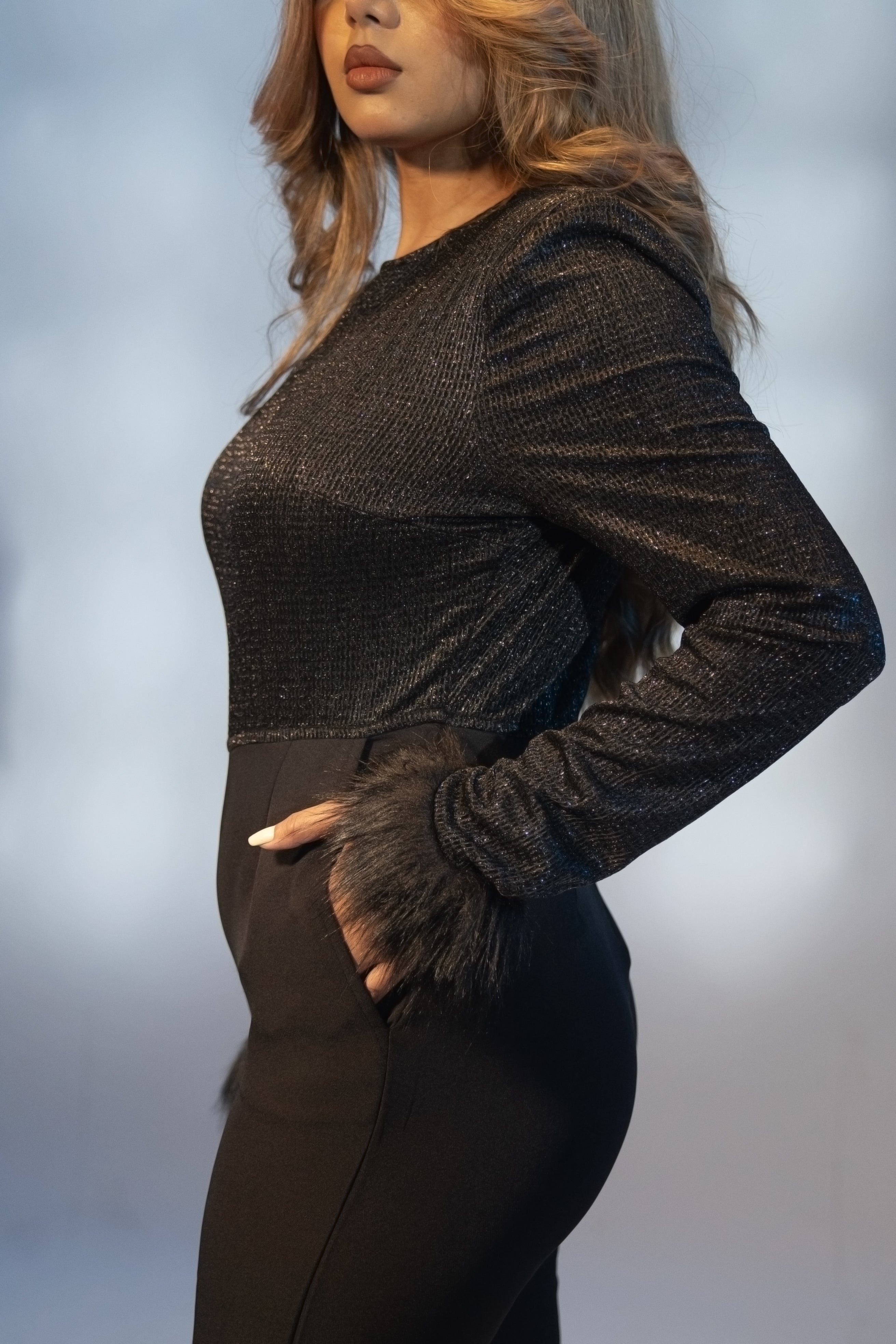 অ্যালিসন - কালো জাম্পস্যুট উইথ ফক্স ফার কাফ