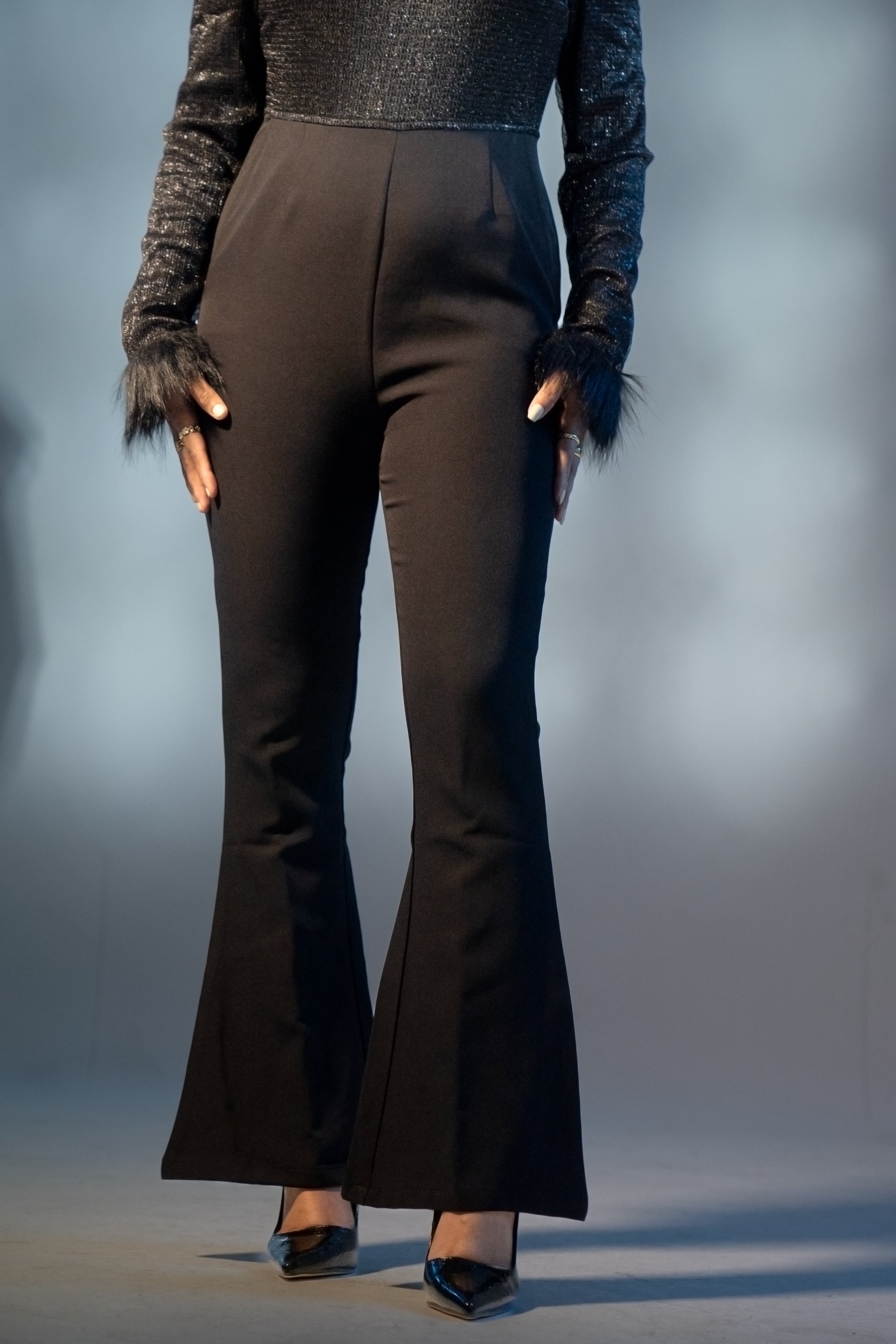 অ্যালিসন - কালো জাম্পস্যুট উইথ ফক্স ফার কাফ