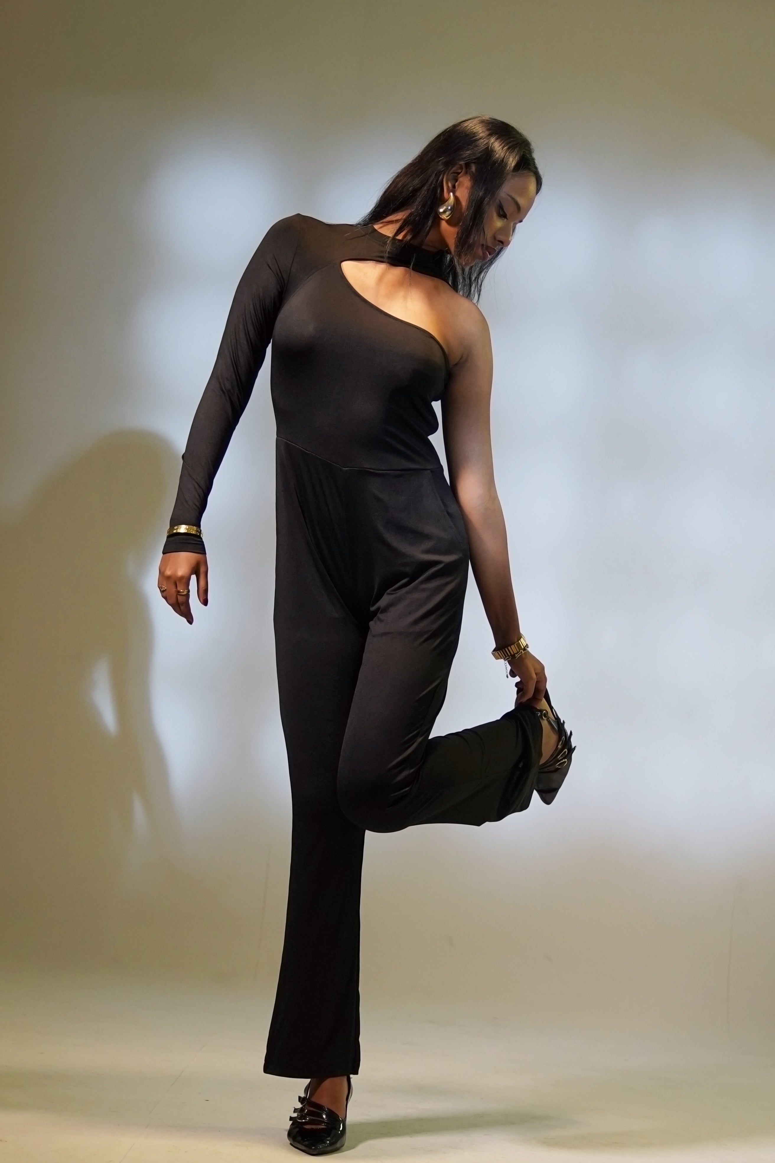 এমিলি - কালো এক হাতা কাটআউট জাম্পস্যুট