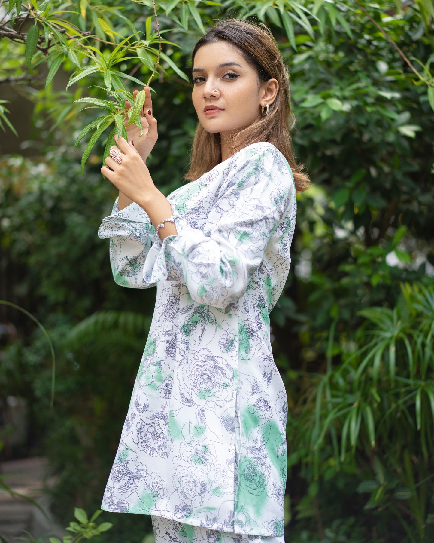 ASIAR 23' top- White & Green