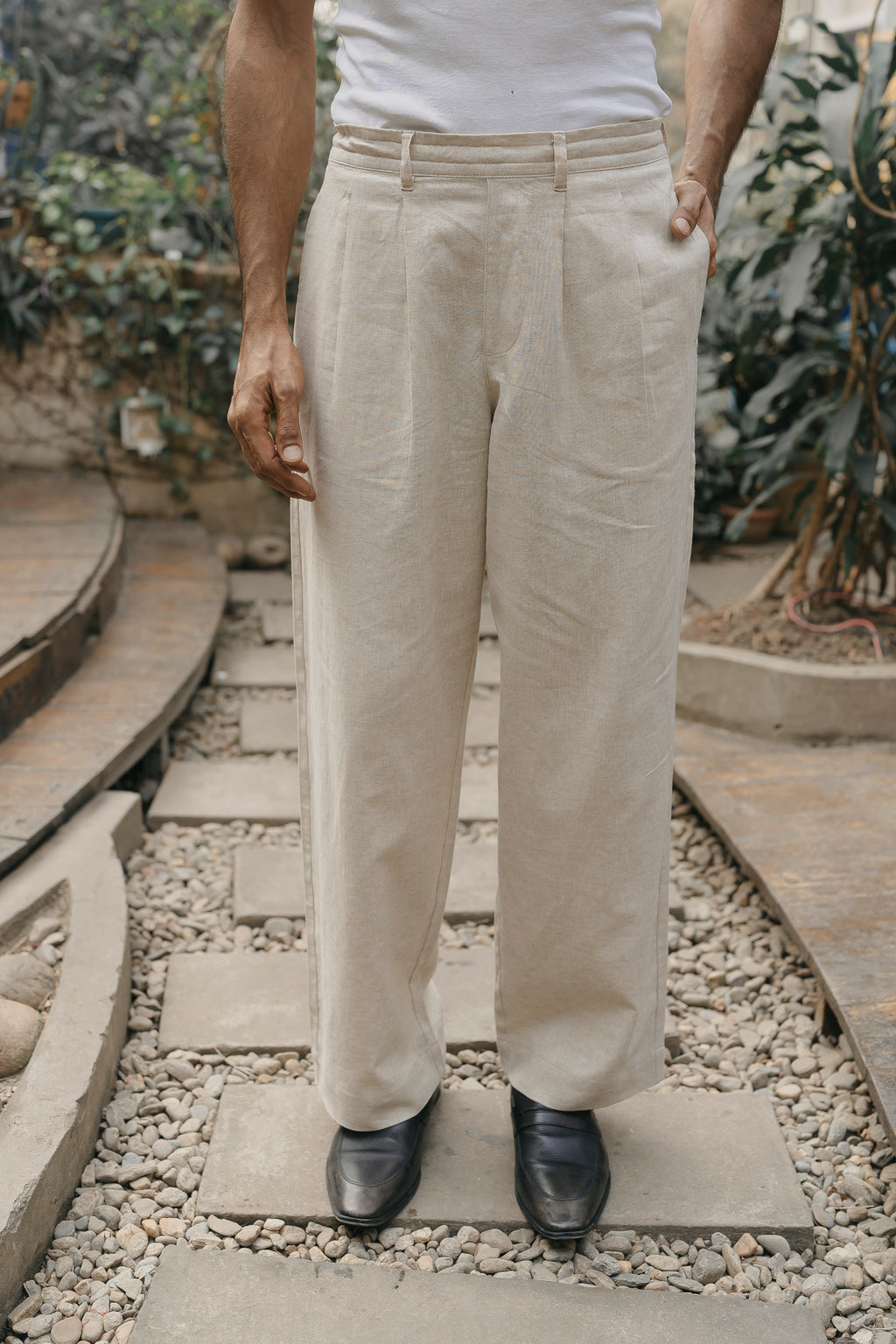 পুরুষদের জন্য প্লিটেড স্ট্রেইট লেগ প্যান্ট - কালো - লুজ ফিট 