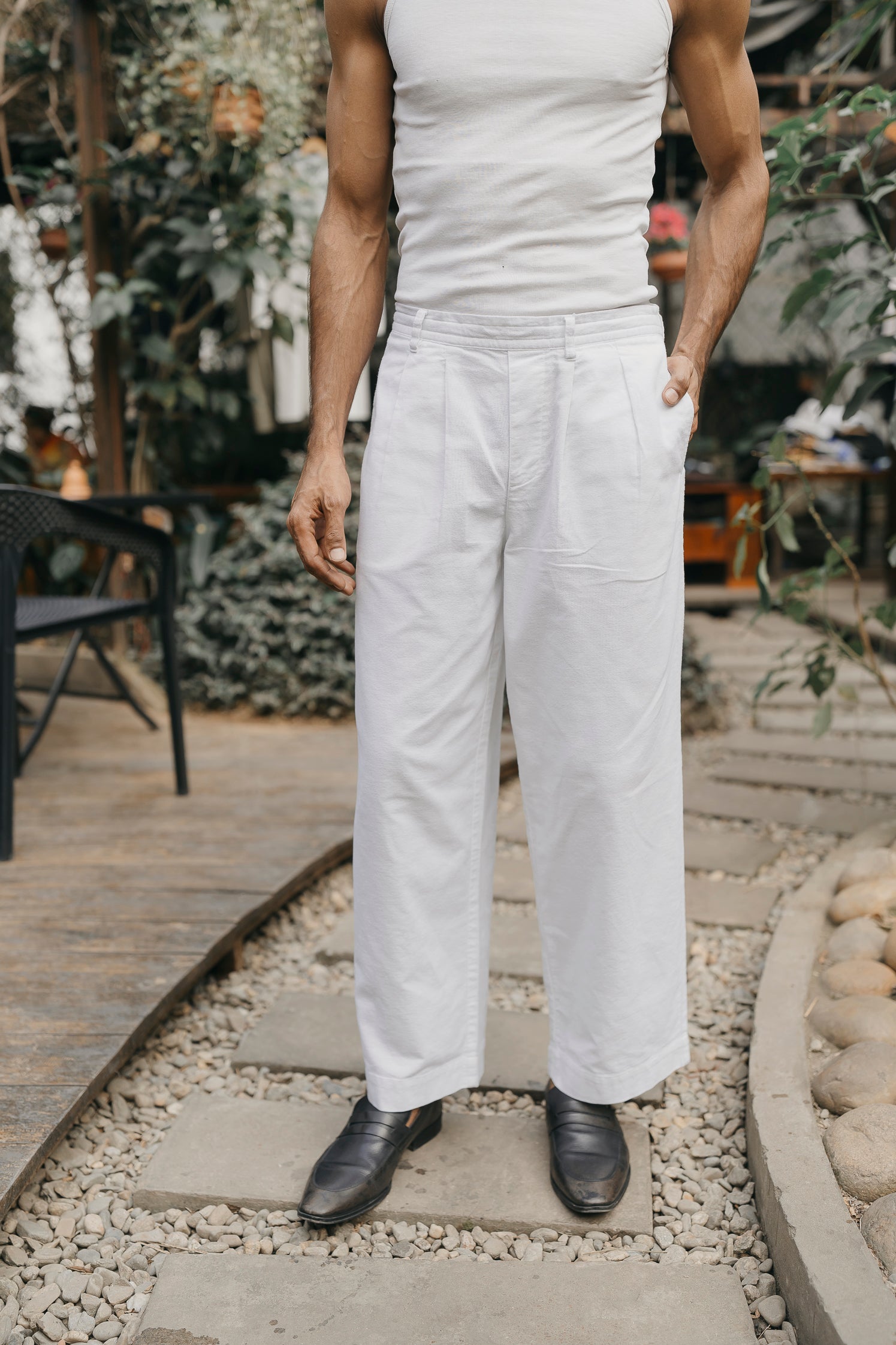 পুরুষদের জন্য প্লিটেড স্ট্রেইট লেগ প্যান্ট - কালো - লুজ ফিট 