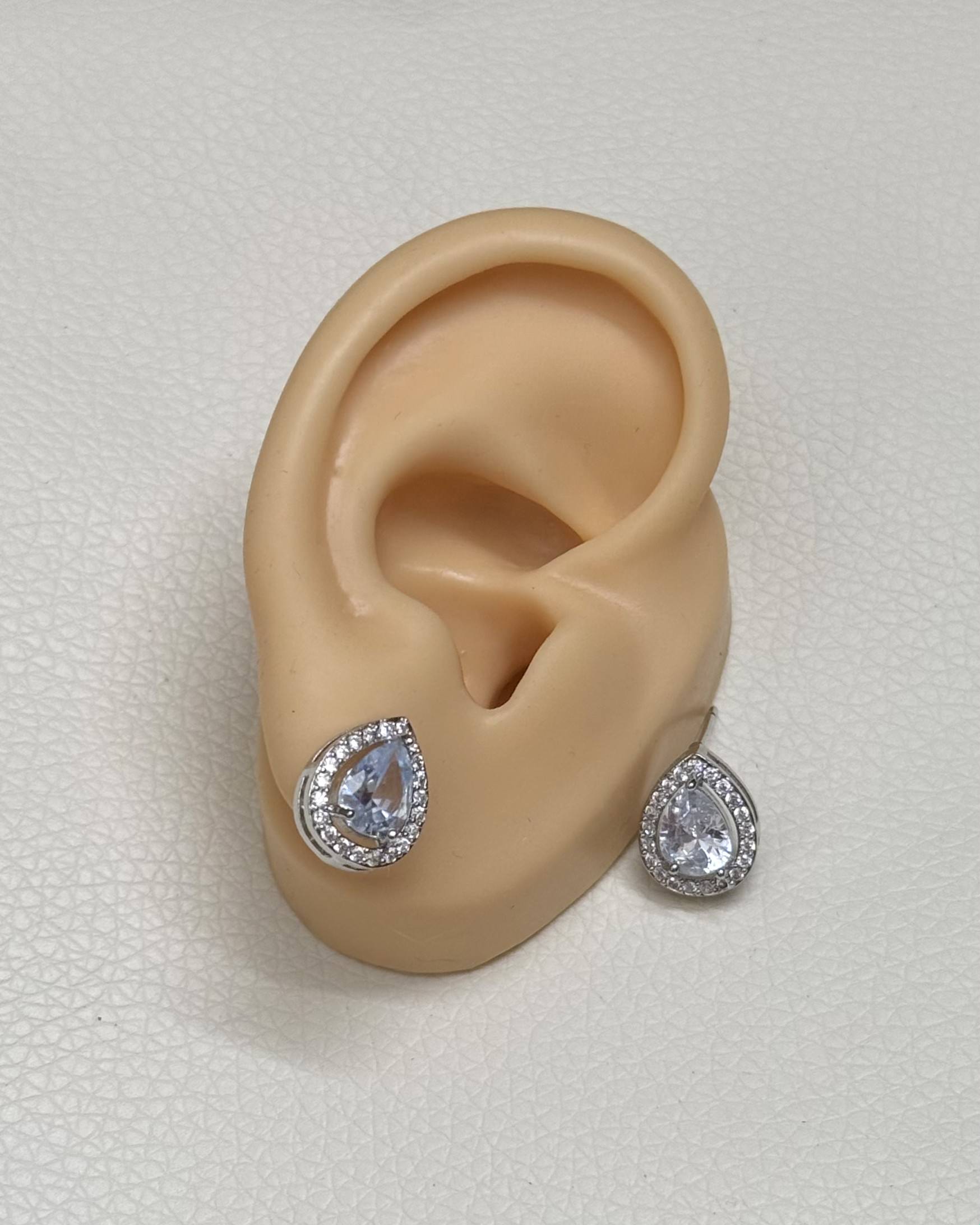 TearDrop Stud (Clear)