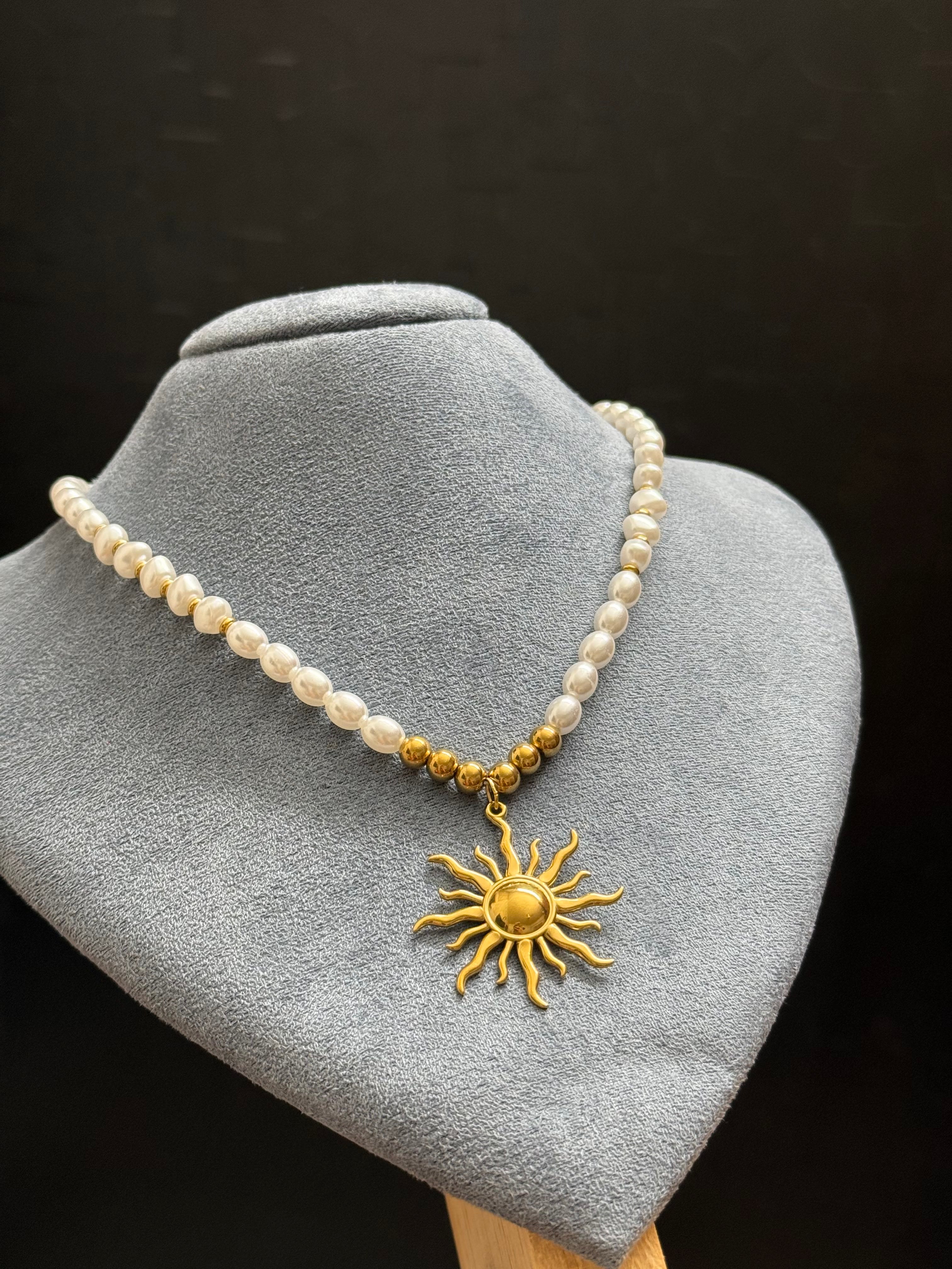 Solis Pearl necklace