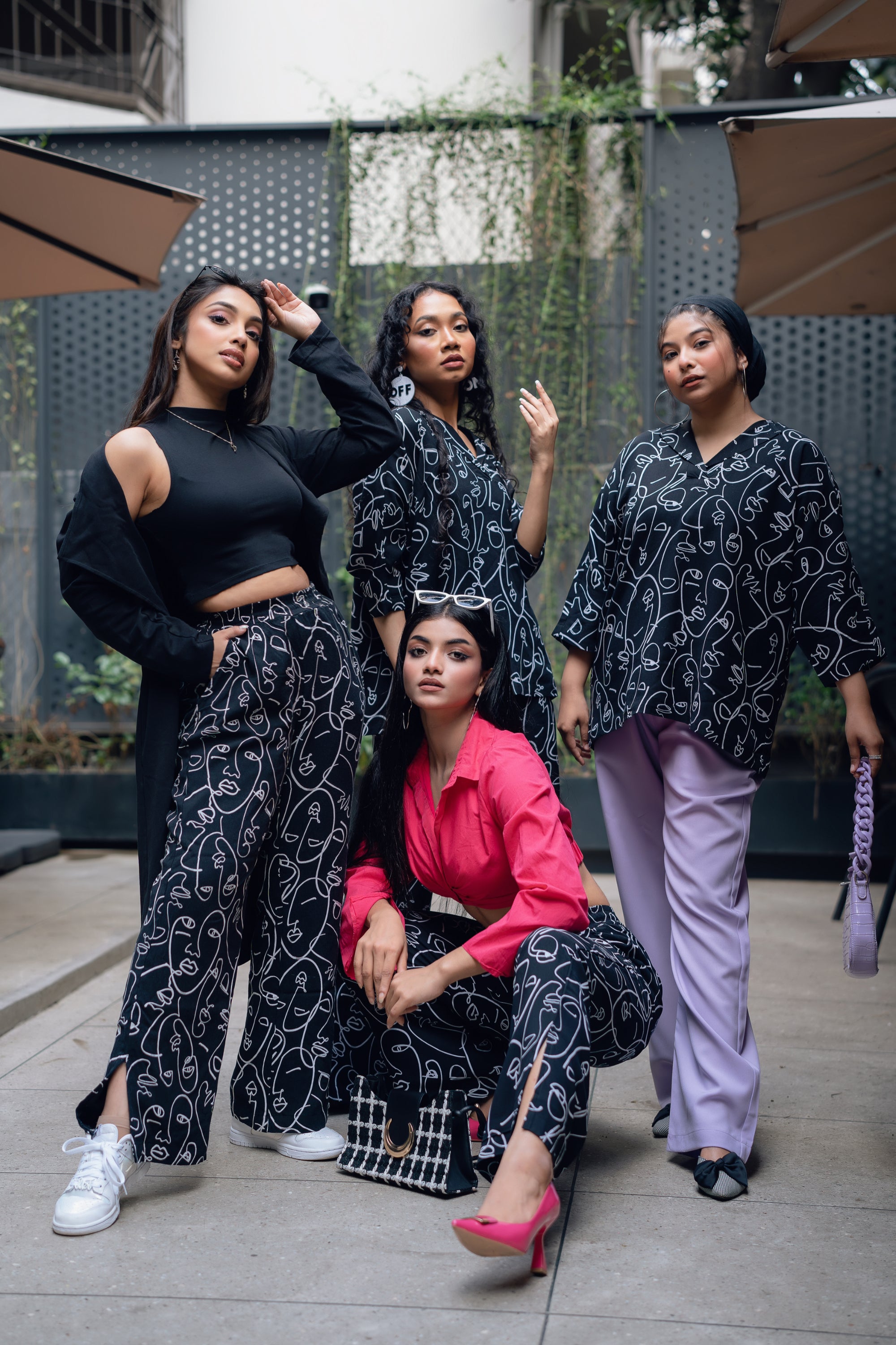 Linear Arts - Side Slit Flared Pants - Black