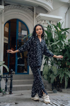 Linear Arts - Side Slit Flared Pants - Black